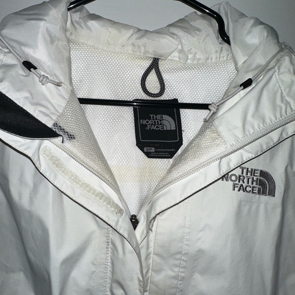 Women’s The North Face white and black rain jacket - Picture 3 of 3